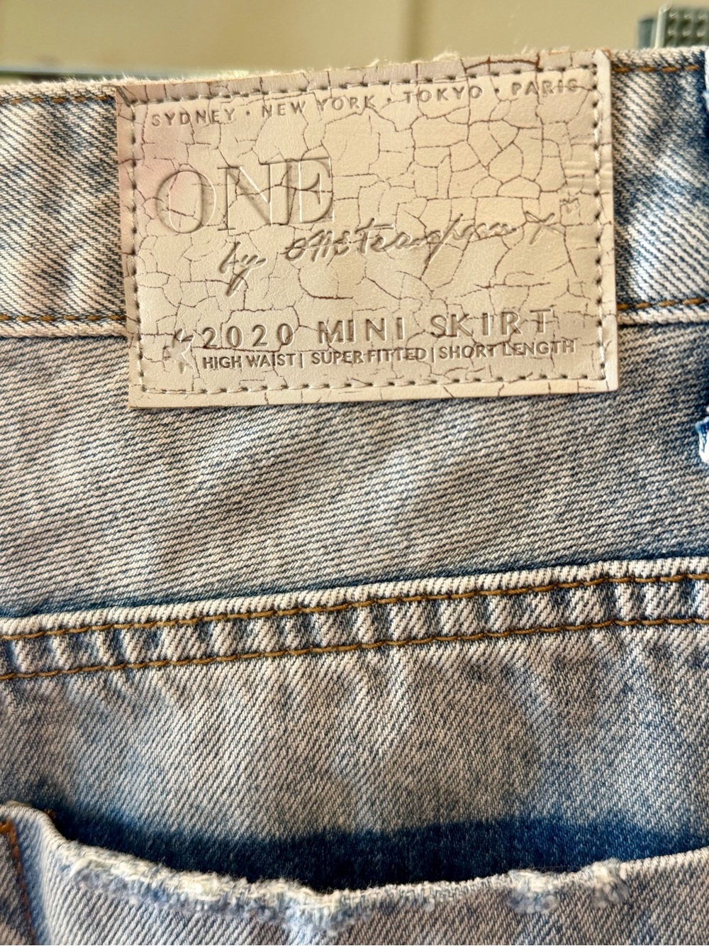 ONE x ONETEASPOON Distressed Denim Mini Skirt | Size 27 | Raw Hem | Light Wash - Picture 4 of 6